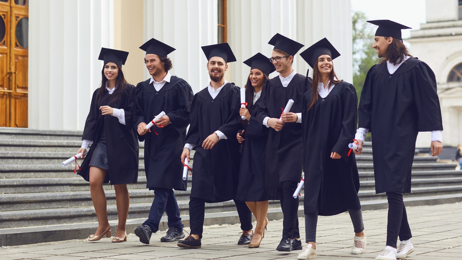 Đủ chiều dài của một nhóm bạn tốt nghiệp tại trường đại học kỷ niệm sau khi nhận bằng cấp đại học của họ tại buổi tốt nghiệp