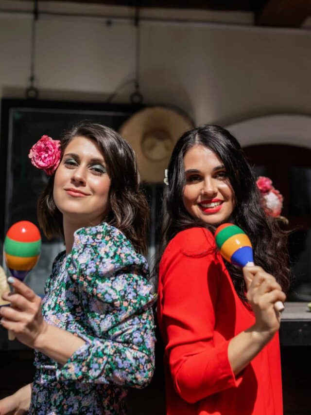 pretty-women-holding-maracas