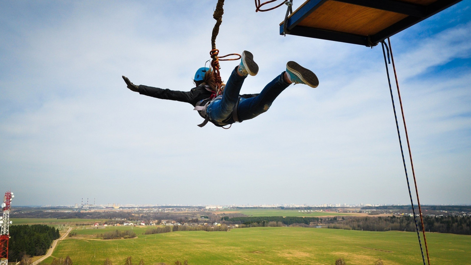 Ropejumping: people in flight from a height.