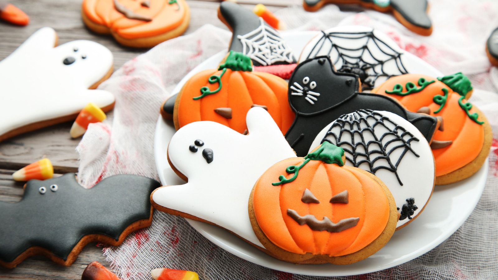 Halloween gingerbread cookies in plate on wooden table