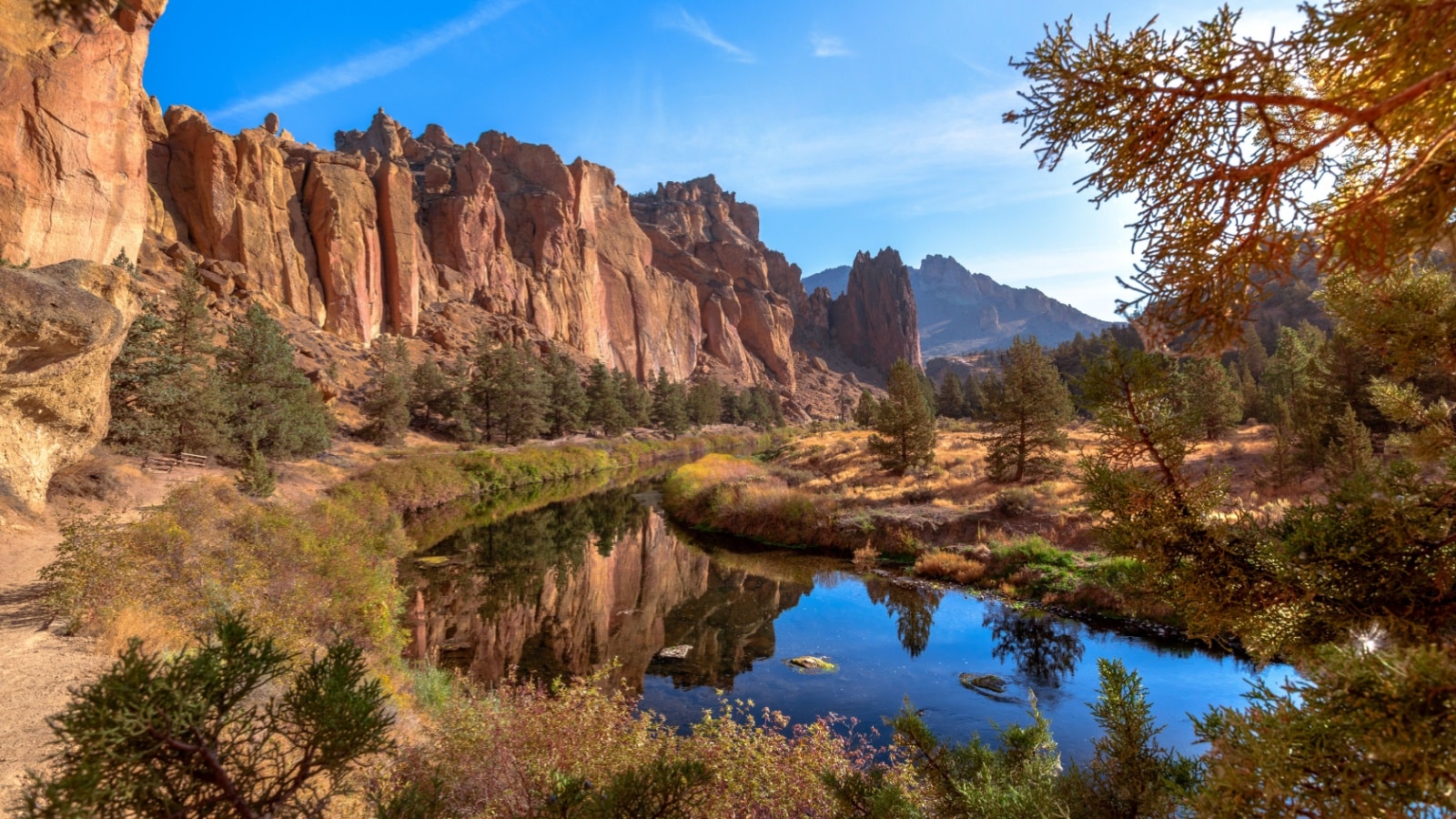 The beautiful Canyon and River Trail on the Crooked River in Smith Rock State Park in Oregon