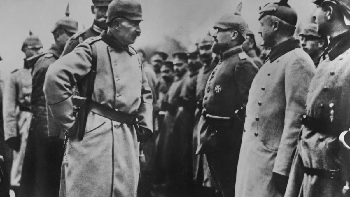 Kaiser Wilhelm II inspecting German soldiers in the field during World War 1. Wilhelms WW 1 command role was mostly that of a figurehead, with most power in the hands of Hindenburg and Ludendorff