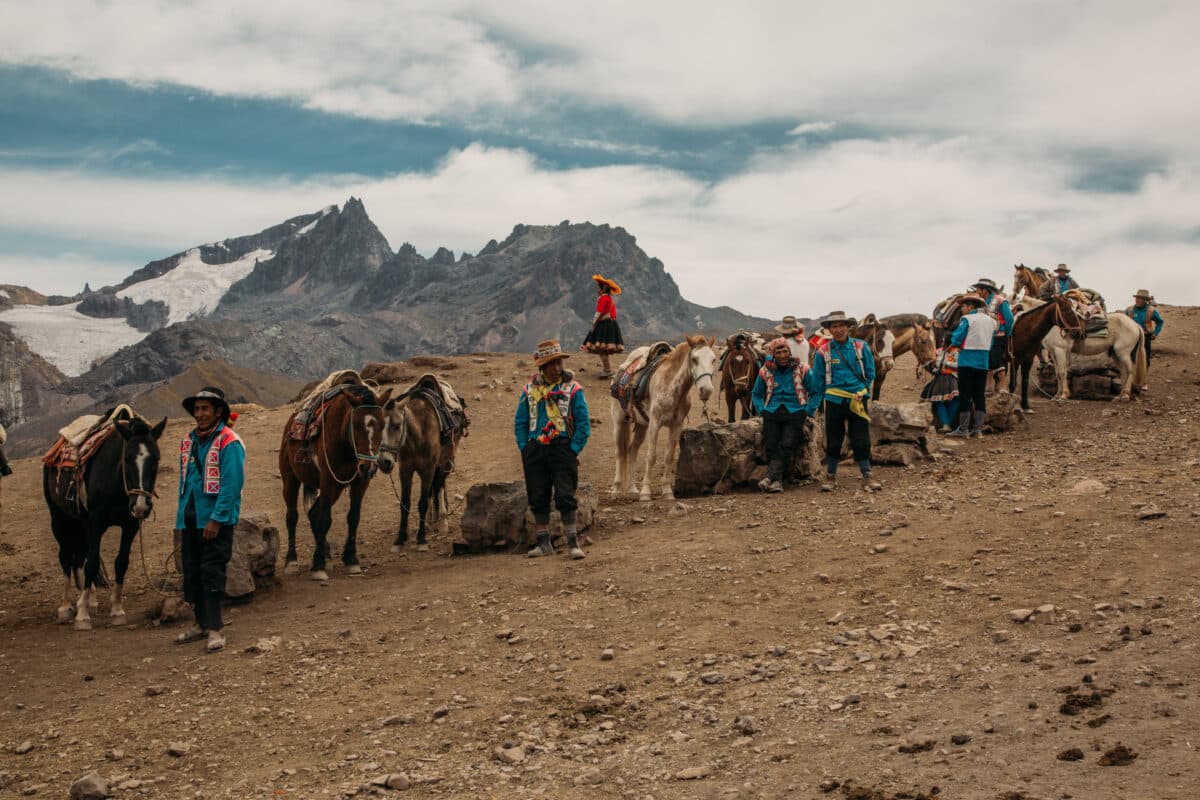 Rainbow Mountain Horses and caretakers 