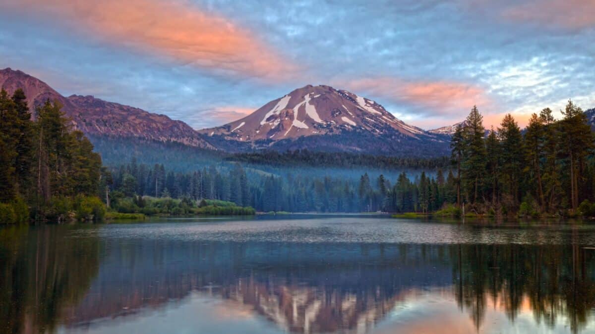 Lassen Peak, Manzanita Lake, Lassen Volcanic National Park, California, USA