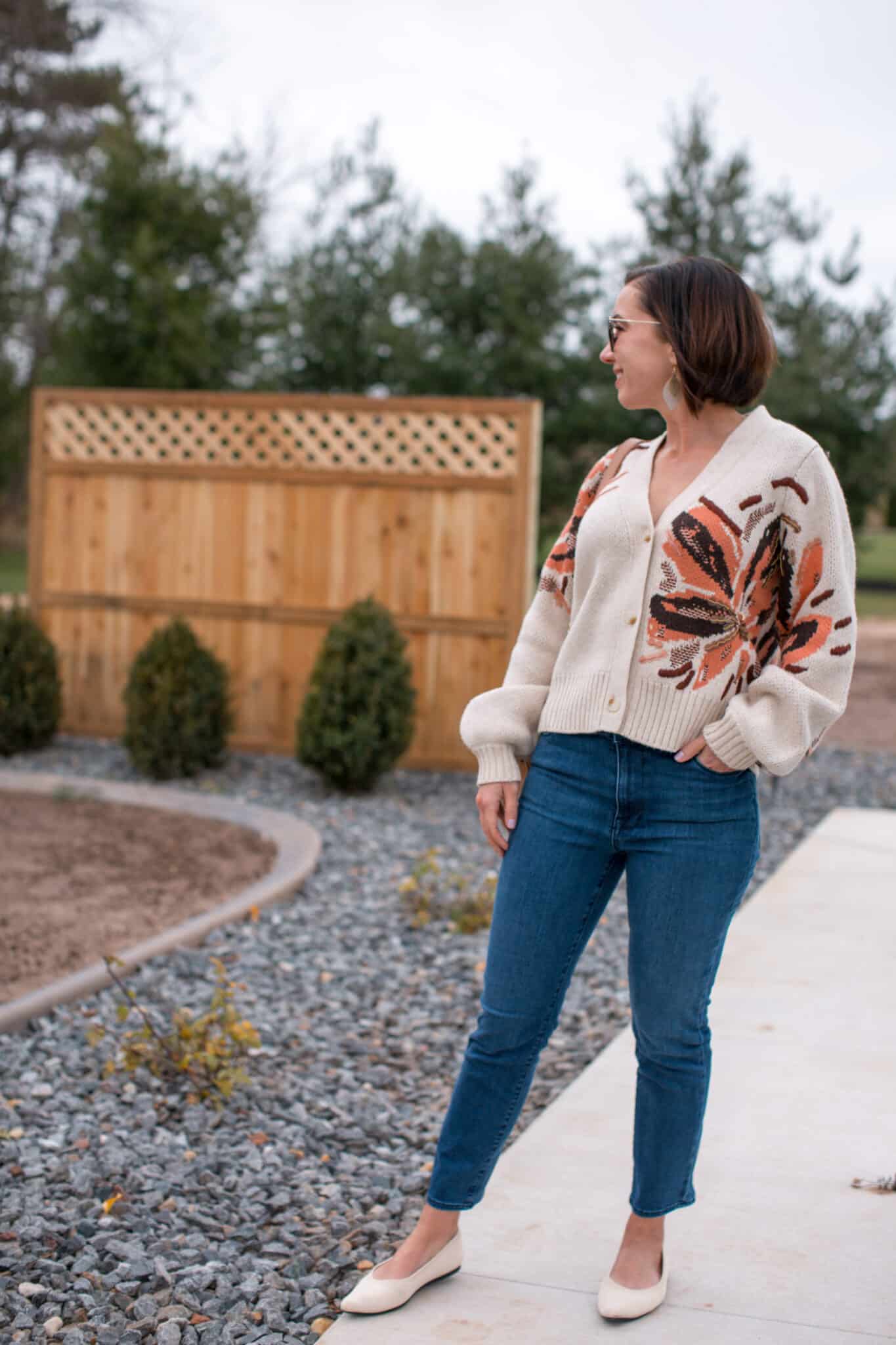 lindsey wearing a Marie Oliver over sized cardigan and Fidelity Denim cropped jeans with Vivaia flats