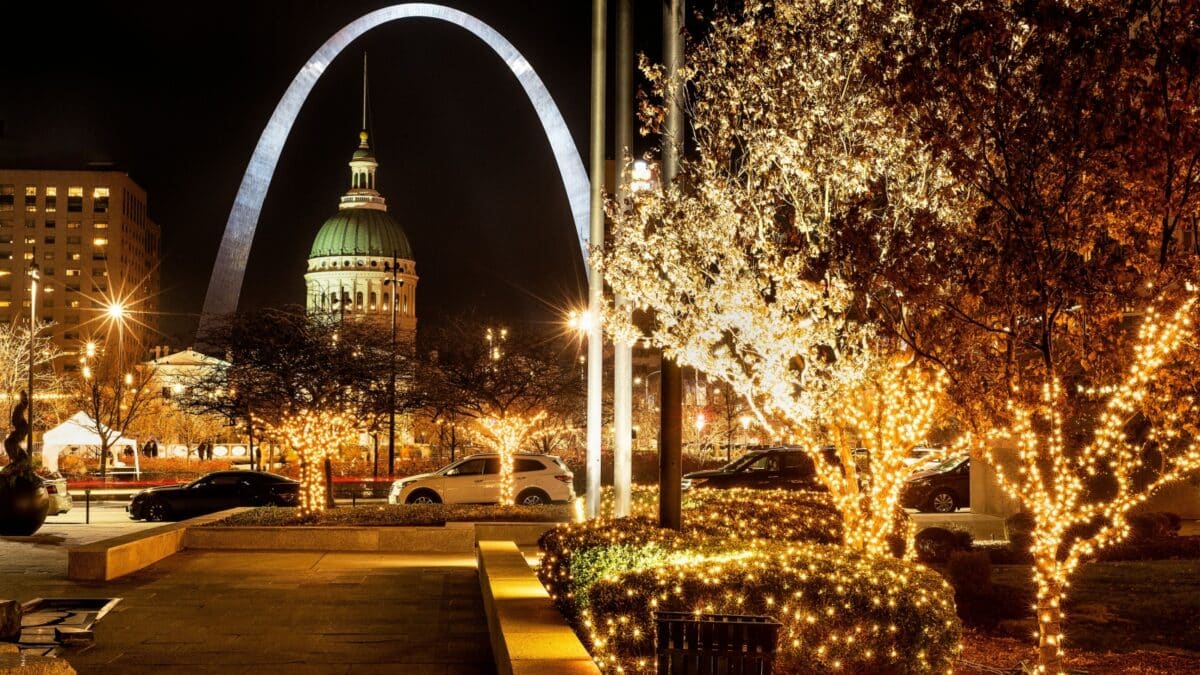 st louis old courthouse gateway arch downtown brilliant christmas lights decorating trees at kiener plaza